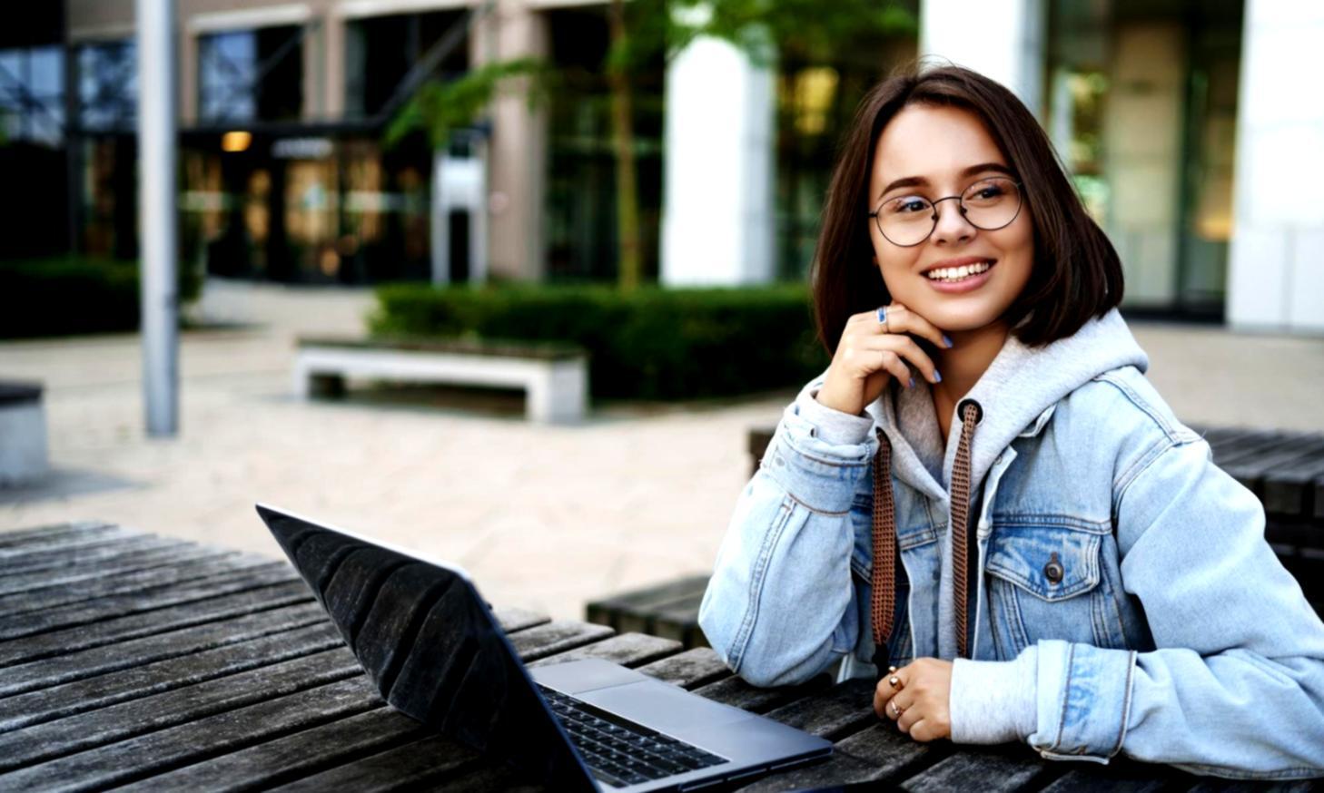 Équipe quorivapulsi en réunion de brainstorming sur un projet fintech innovant