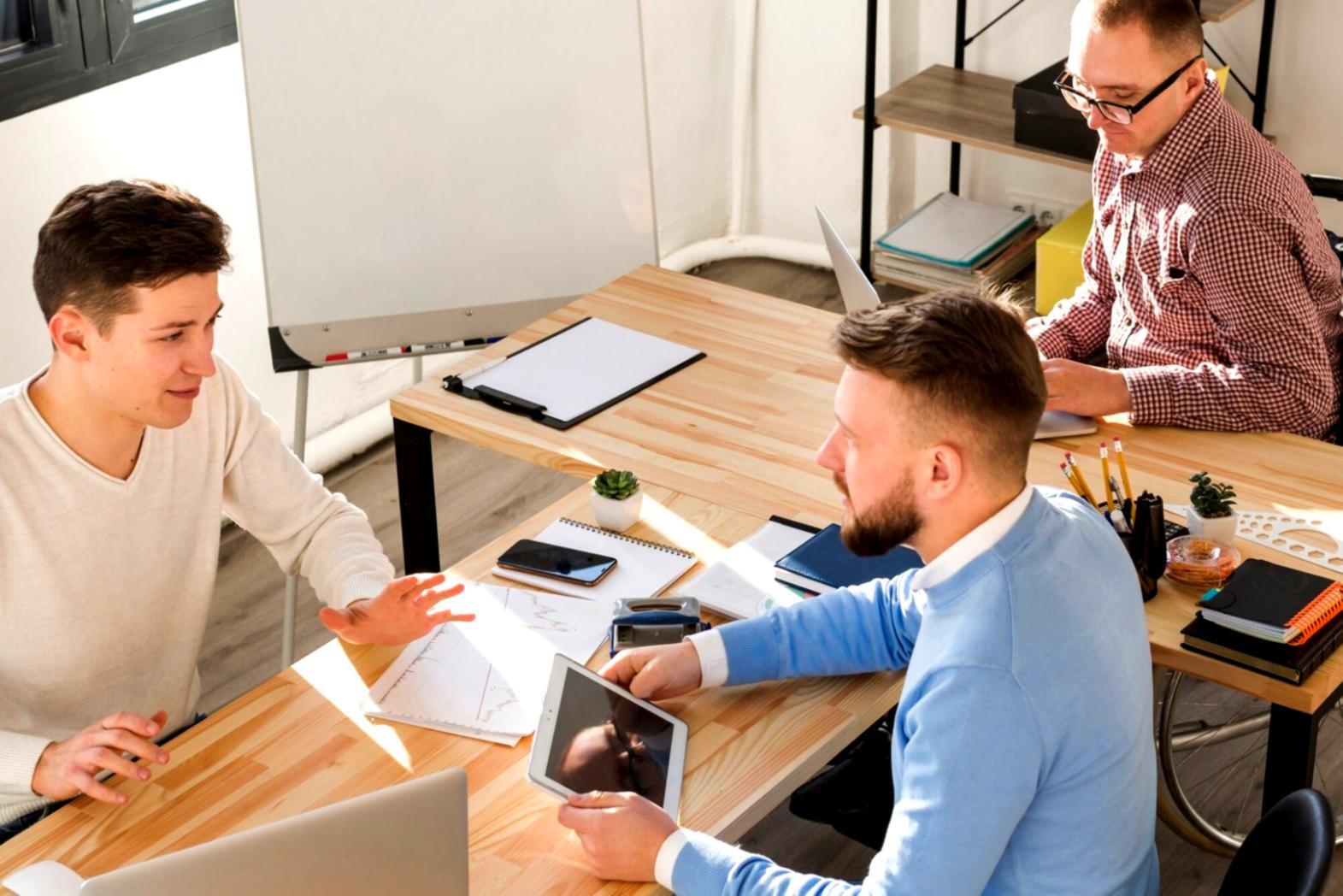 Workspace moderne avec outils de développement fintech et analytics financières